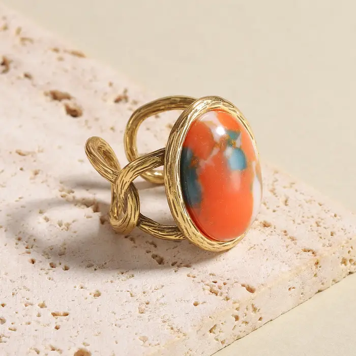 Bague en pierre naturelle colorée plaquée or pour femme - Bijou unique avec motif ovale et gemme | Bande torsadée chic