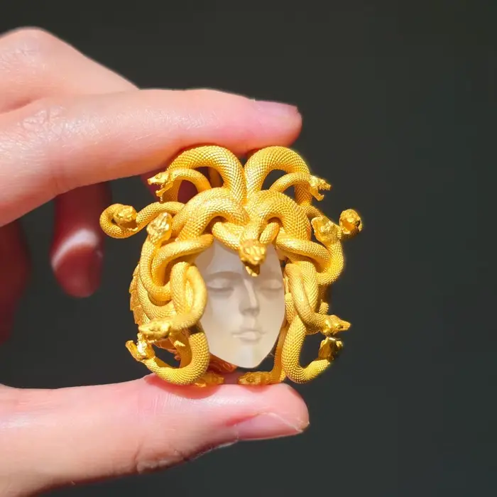 Bague en or Meduse grecque antique