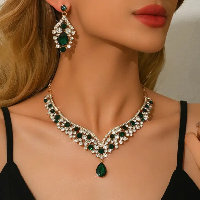 Ensemble de bijoux collier et boucles d'oreilles au design à la mode pour femmes