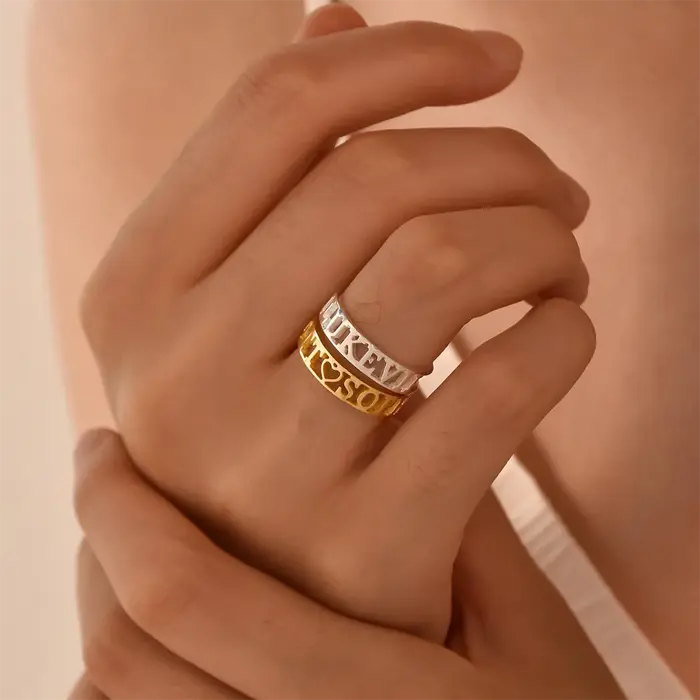 Bague de fiançailles personnalisée avec deux noms