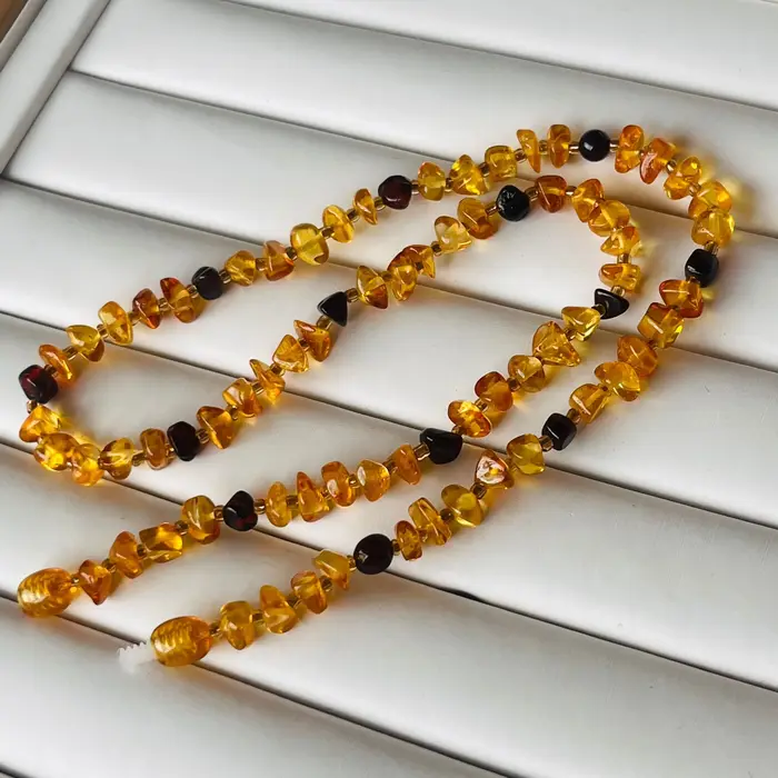 Collier d'ambre naturel baltique solitaire élégant pour femmes occasions spéciales perles dégringolées style classique