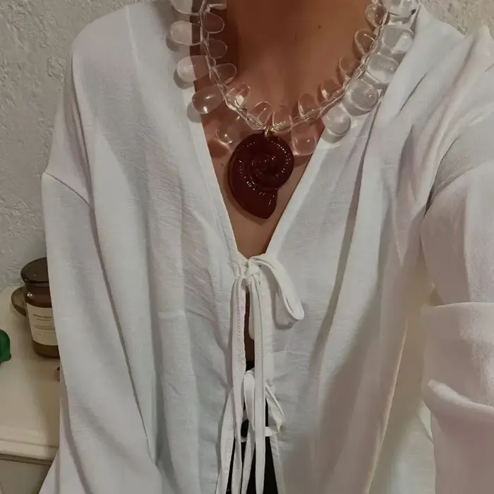 Collier ras du cou avec pendentif coquillage perlé en résine acrylique colorée