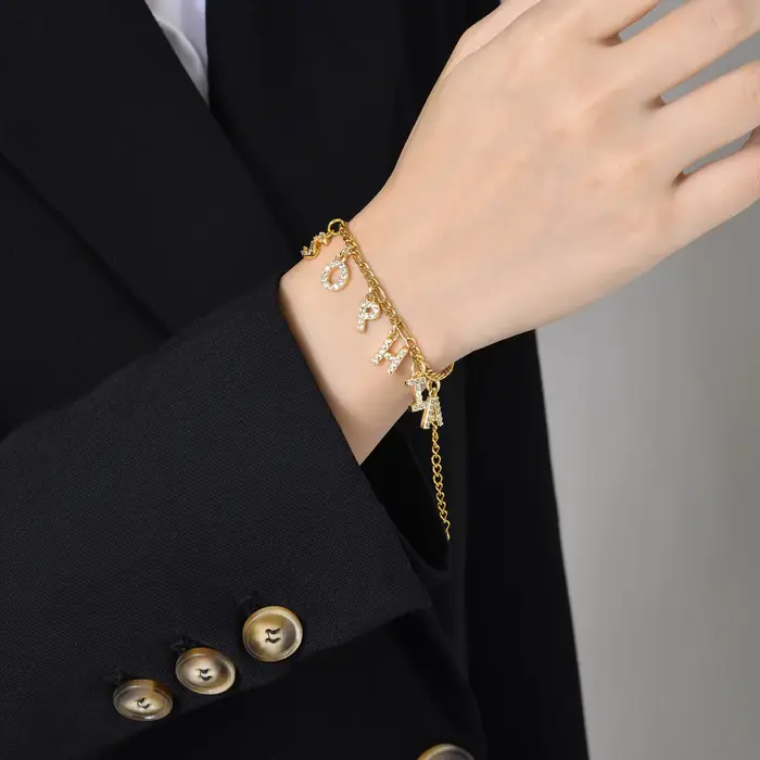 Bracelet Personnalisé en Lettres Initiales Bijoux Monogramme Hypoallergénique à Gravure Personnelle pour Femmes Occasions Spéciales Élégant