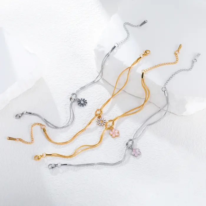 Bracelet à breloques en forme de fleur en émail pour femmes