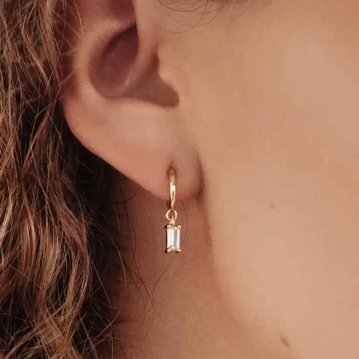 Boucles d'oreilles créoles Baguette Huggie à breloques délicates avec améthyste émeraude CZ