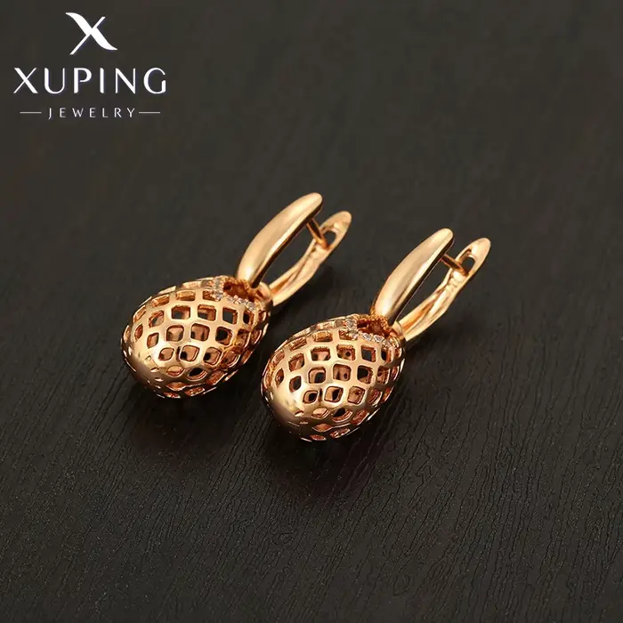 Boucles d'oreilles créoles dorées classiques pour femmes occasions spéciales élégantes et tendance à offrir pour écolières et soirées