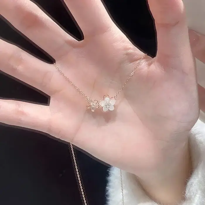 Pendentif Sakura Brillant de Luxe Bijou Femme Collier Fleurs Stéréoscopiques Tendance Haute Qualité Occasions Spéciales