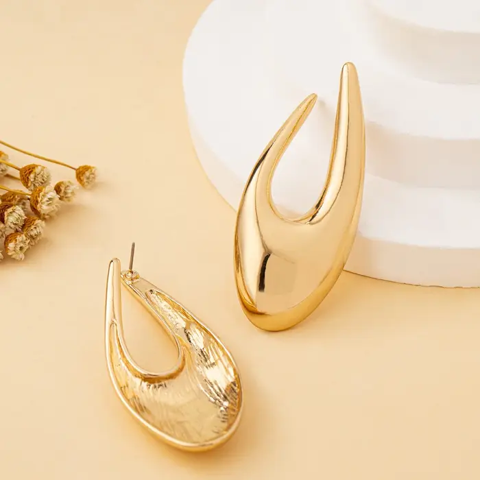 Une paire de boucles d'oreilles pour femme