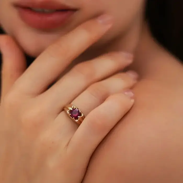 Bagues classiques en forme de fleur de pierres précieuses rouges pour femmes