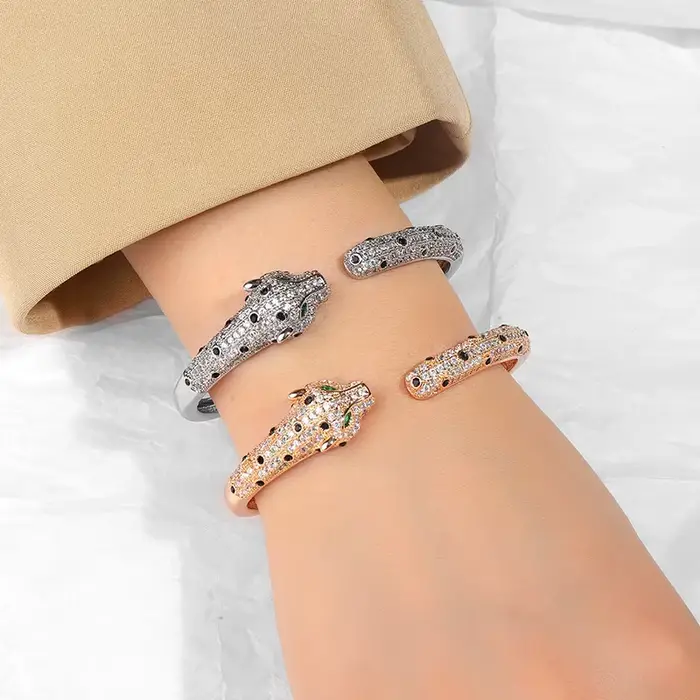 Ensemble de bagues et Bracelet léopard de luxe