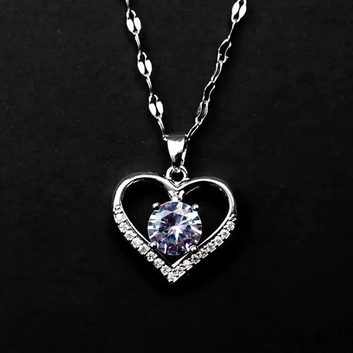 Collier avec pendentif en forme de cœur pour femmes