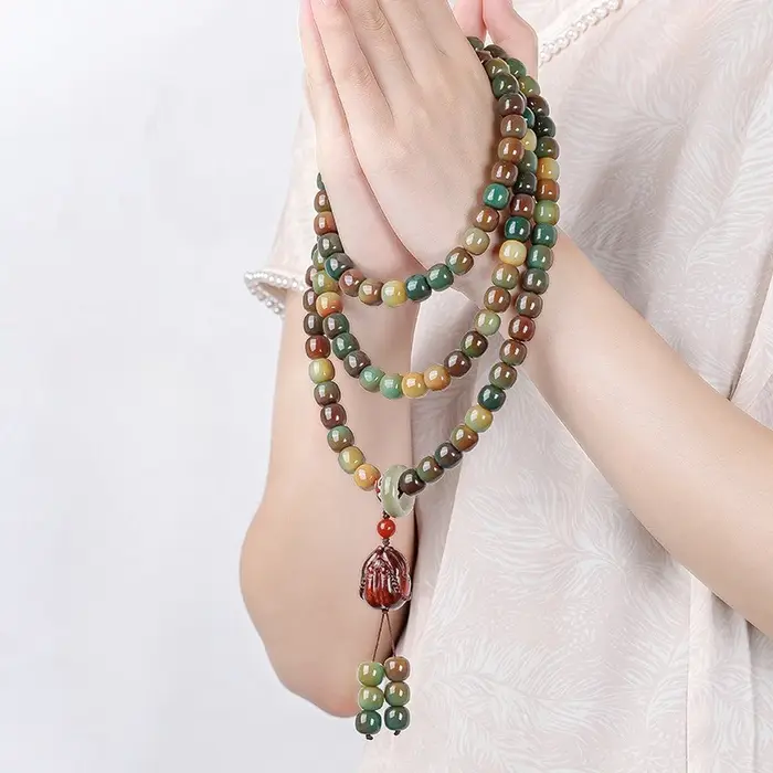 108 Bracelets Bodhi hommes femmes tenant des perles