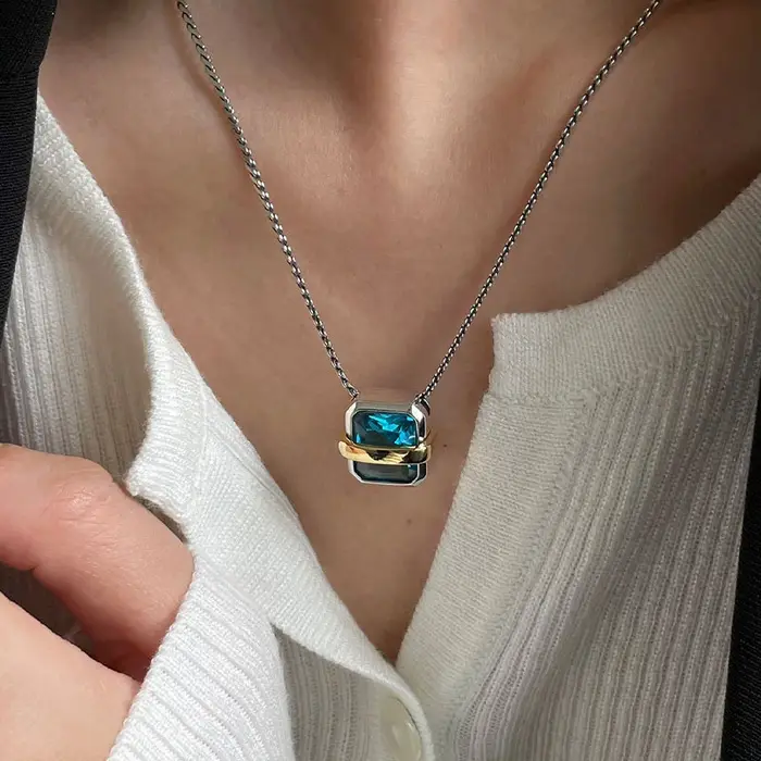 Collier de chandail de document en argent pour les femmes