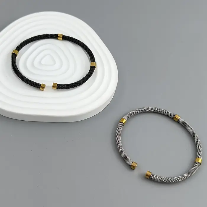 Charmant bracelet en maille tressée en acier inoxydable plaqué or 18 carats pour femmes