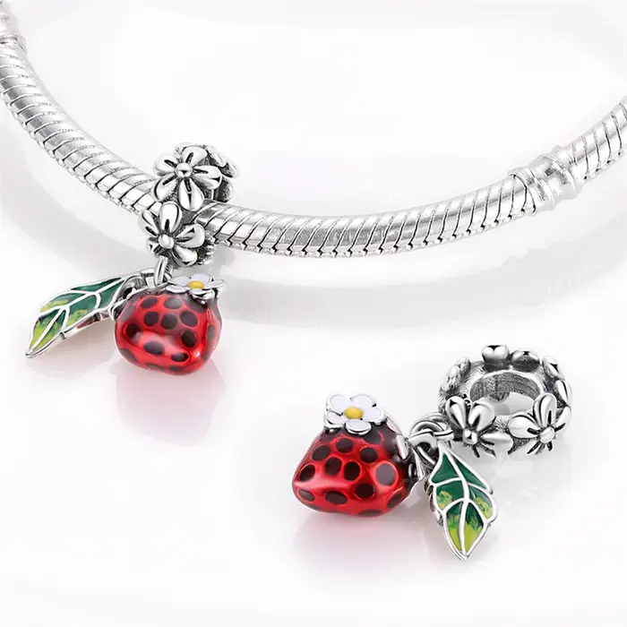 Perle porte-bonheur en forme de fraise