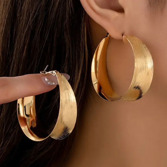Une paire de boucles d'oreilles pour femmes