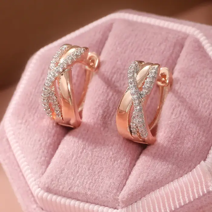 Boucles d'oreilles en or rose torsadées