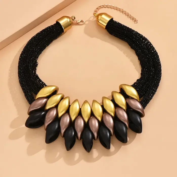 Collier ras du cou multicouche pour femme