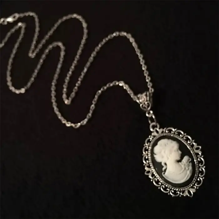 Collier Beauty Cameo Resine Vintage Victorien Femme Filles Occasions Speciales Design Unique Elégance Intemporelle