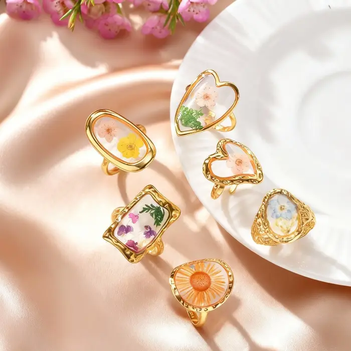 Bague ouverte délicate en fleurs séchées pour femme