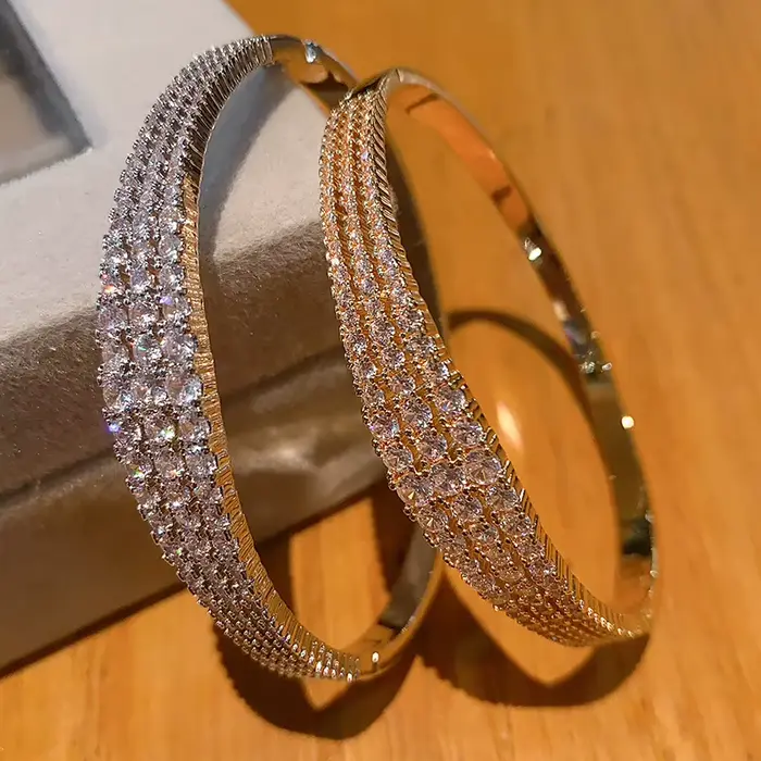 Bracelet de luxe élégant et charmant en laiton plaqué or 18 carats avec zircon cubique, design ouvert