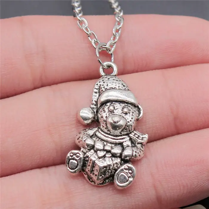 Collier du jour de noël sur le cou