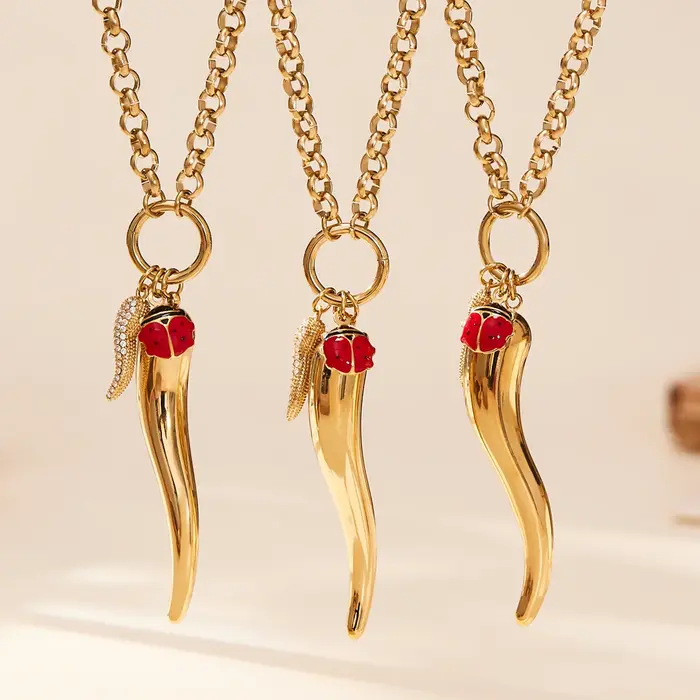 Amaiyllis élégant lisse Chili poivre pendentif clavicule chaîne bricolage multi-accessoires coccinelle huile goutte