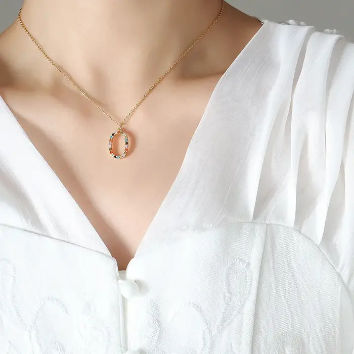 Collier avec pendentif lettre O incrusté de zircone colorée pour femmes, étanche, sans ternissement,
