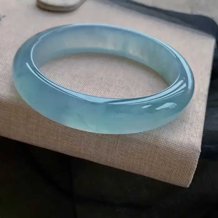 Bracelet en jadéite naturelle, vert clair, sculpté à la main, rond, à la mode, breloque élégante, bi