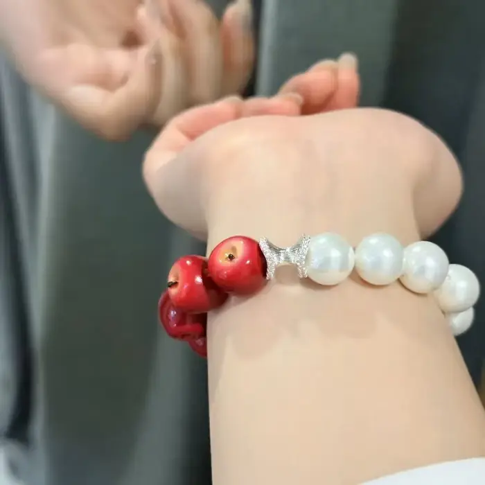 Nouveau Bracelet Perlé Pomme Rouge et Blanc 2026 pour Femme – Luxe Léger