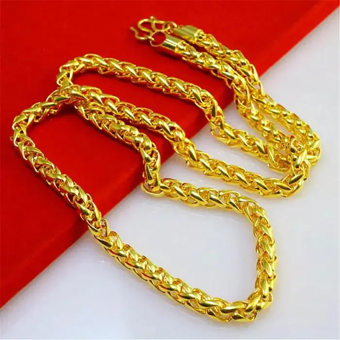 Un collier chaîne plaqué or 24 carats, adapté aux hommes. Un objet à la mode. Un ensemble de bijoux 