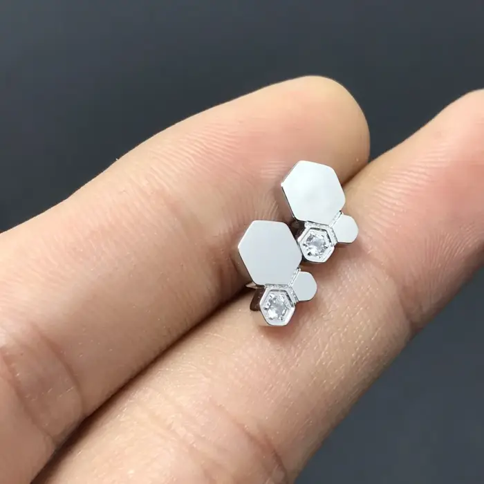 Boucles d'oreilles en forme de nid d'abeille plaquées or 18 carats, Bee My Love. Cadeaux de bijoux d