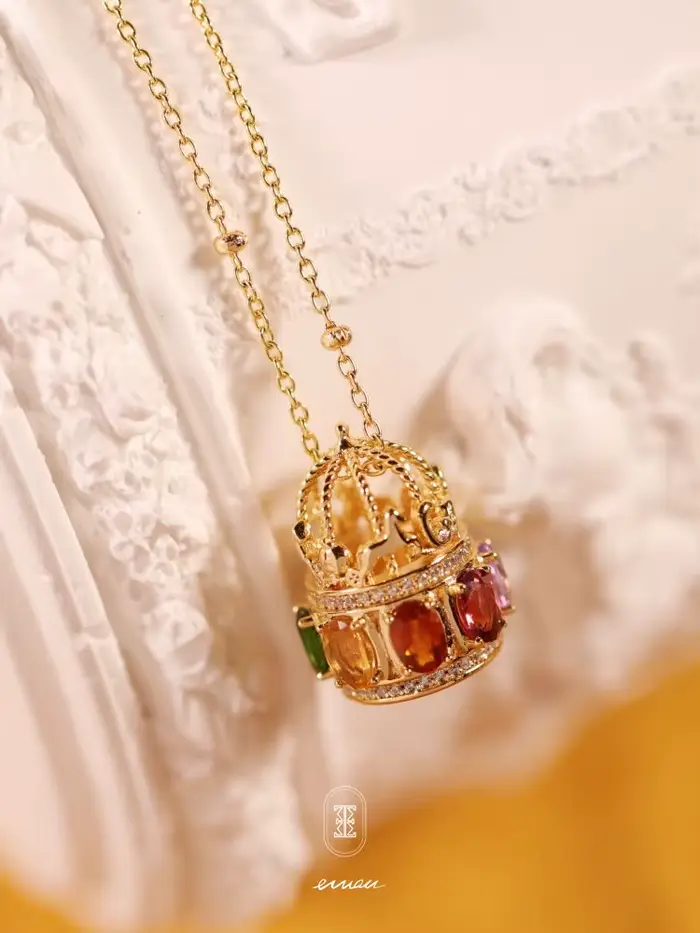 Collier carrousel français rétro couleur naturelle zirconium exquis haut de gamme chaîne de clavicule collier cadeau