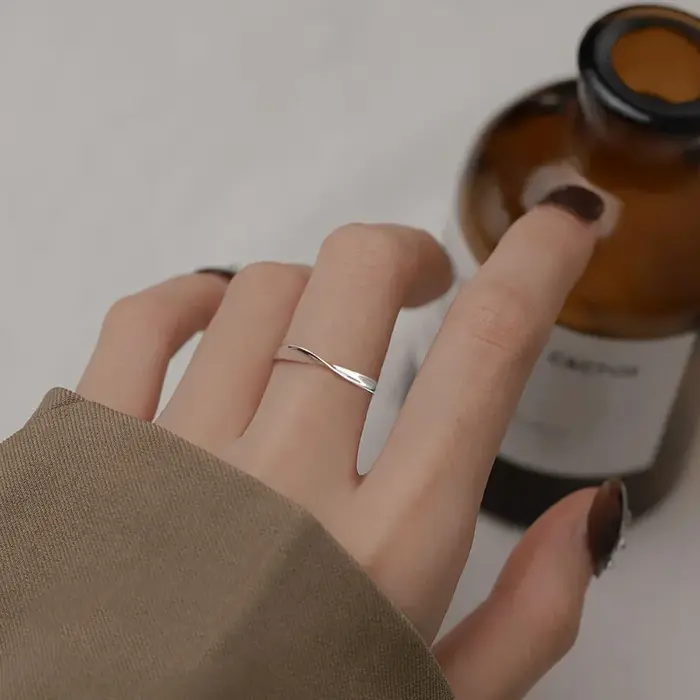 Bague torsadée minimaliste couleur argent pour femme