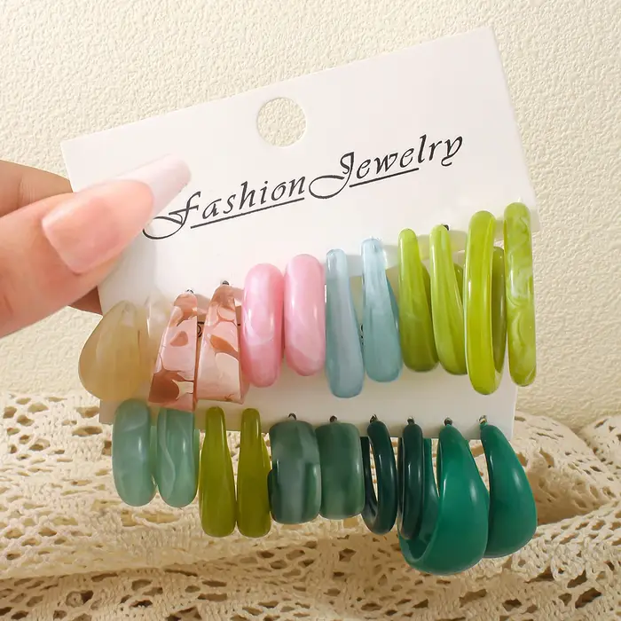 Ensemble de boucles d'oreilles pendantes en résine élégante