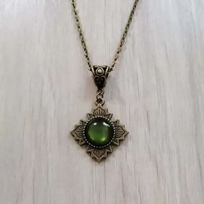 Collier pendentif médiéval victorien vintage couleur bronze avec croix florale en filigrane et pierr