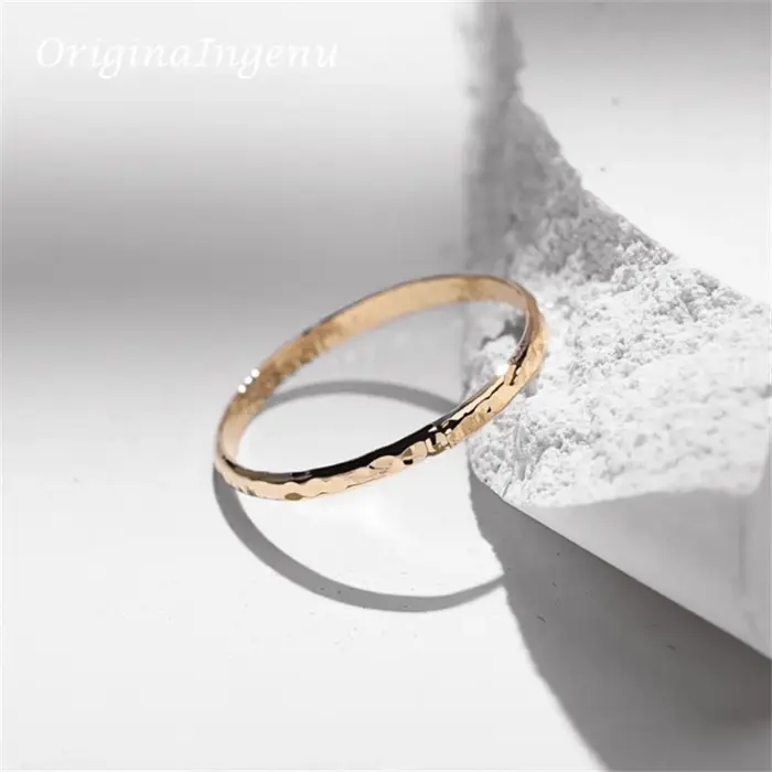 Bague martelée à la main remplie d'or 14K