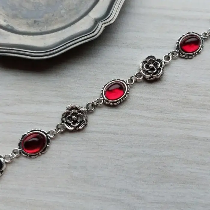 Bracelet en pierres artificielles rouge vif ; Manchette florale gothique originale ; Bijou ajustable poli avec chaîne