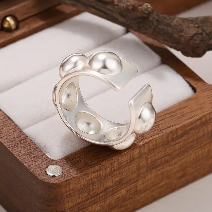 Bague ouverte large en argent mat avec perle 3D ronde style industriel pour femmes pour quotidien et superposition