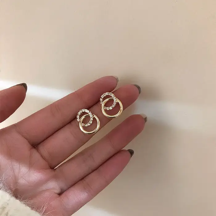 Boucles d'oreilles à clous géométriques couleur or avec strass étincelants pour femmes, bijoux féminins de luxe légers, romantiques et élégants pour toutes les occasions
