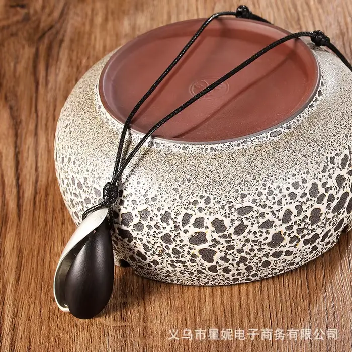 Collier pendentif ethnique en ébène