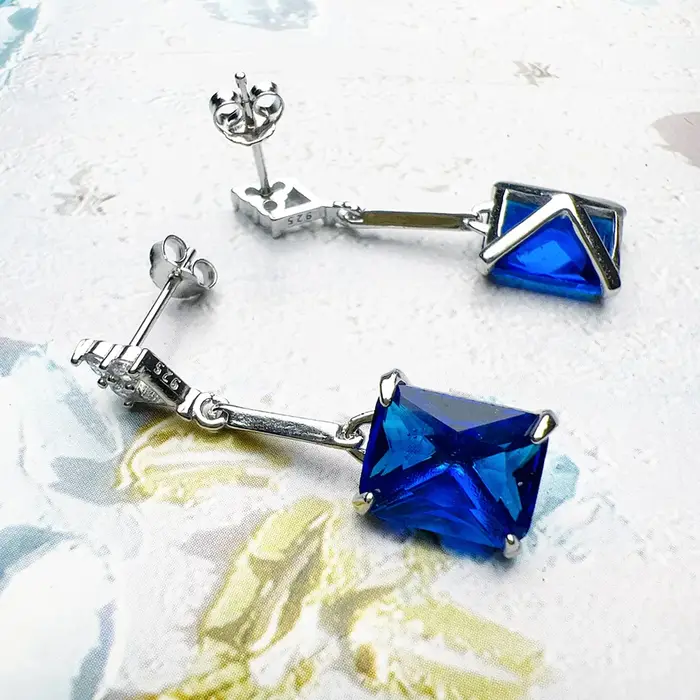 Boucles d'oreilles pendantes en pierres bleues saphir