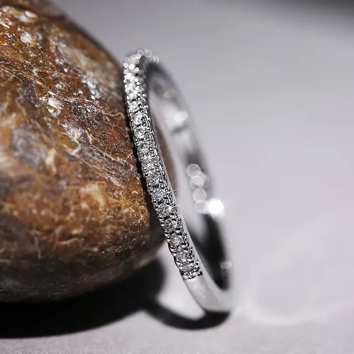 Huitan nouveau 2020 minimaliste mince anneaux pour les femmes de mariage brillant cubique Zircon de haute qualité polyvalent femme bague bijoux