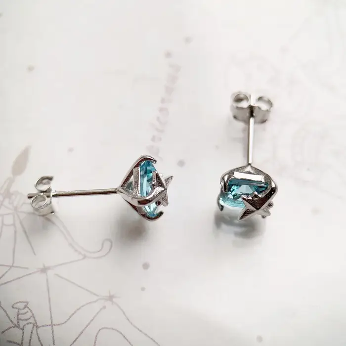Clous d'oreilles en pierre bleue aigue-marine avec étoile