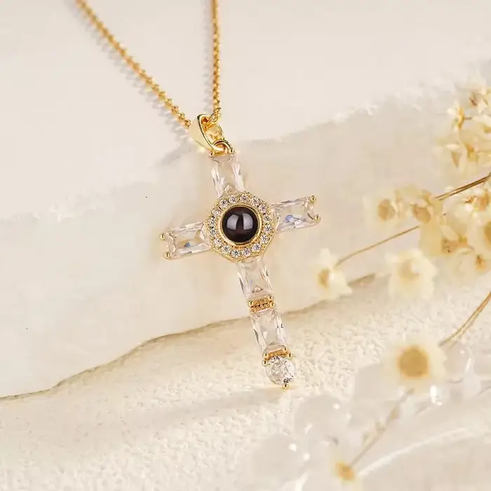 Avec image collier croix personnalisé à l'intérieur de l'image