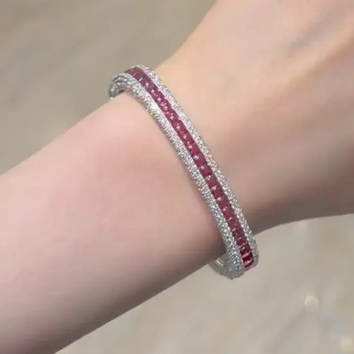 Bracelet Vintage pour femmes avec bague en diamant sertie de zirconium blanc et rubis pour occasions spéciales élégance classique浪漫与复古风格的手链和镶有白锆石的钻石戒指，专为特别场合设计，经典而优雅。