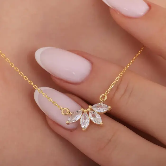 Collier élégant en acier inoxydable avec zircon œil de cheval chaîne de clavicule tendance cristal accessoire de mode pour femmes occasions spéciales