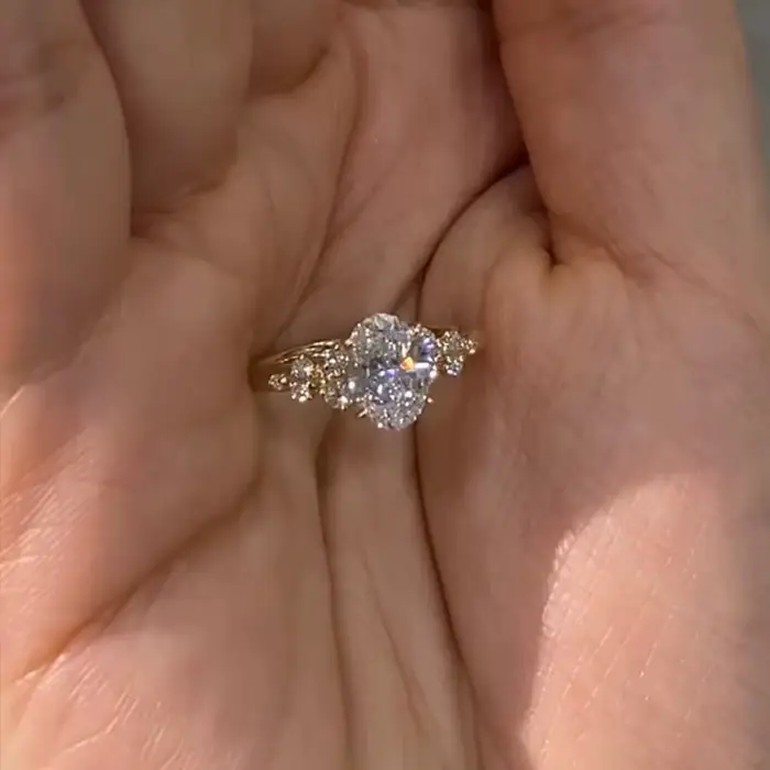 Bague de fiançailles ovale avec incrustation de diamants éblouissants