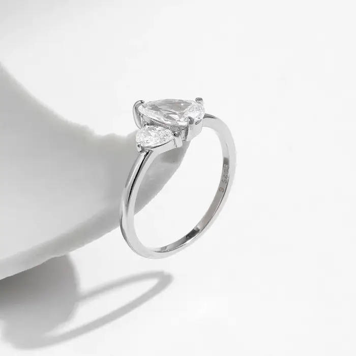 Bague en argent sterling 925 sertie de zirconium blanc élégante pour occasions spéciales femmes cadeau de prestige pour fiançailles mariage anniversaire