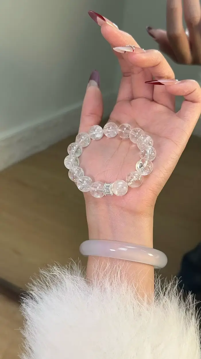Un bracelet éblouissant en cristal de glace pilée blanc, au design artisanal unique, clair et étincelant